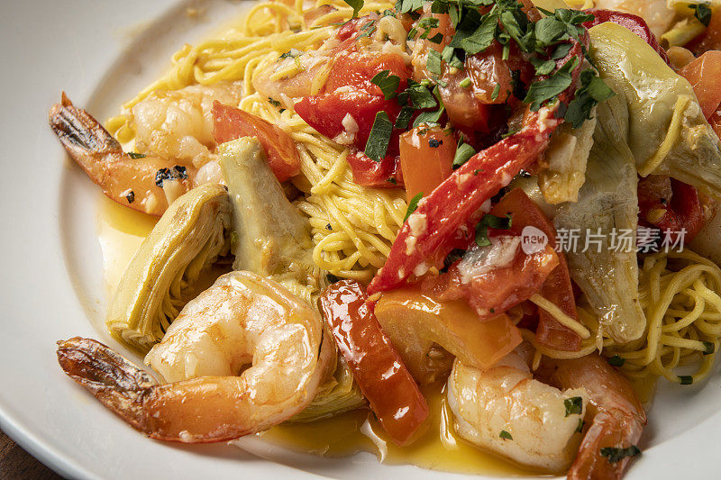 意大利餐厅的食物，虾和洋蓟意大利面