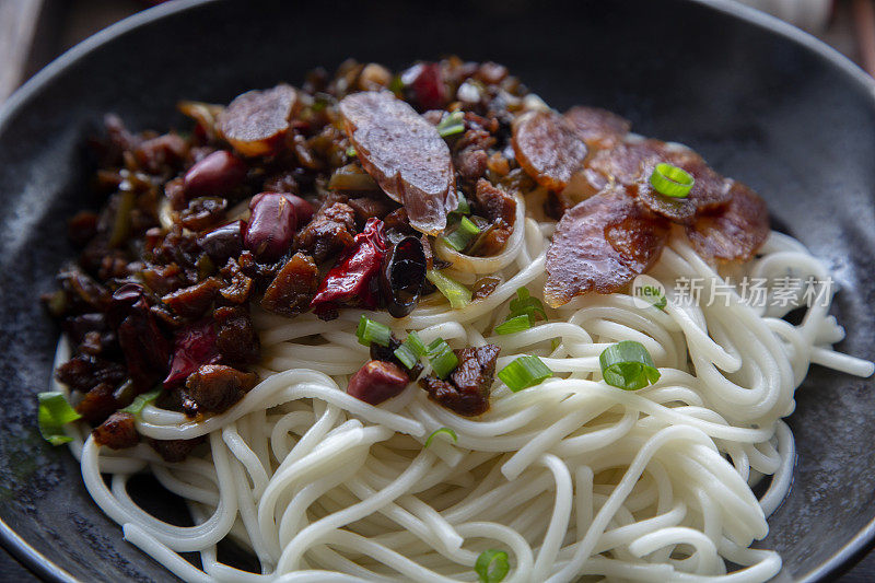 自制的香肠肉汁面条