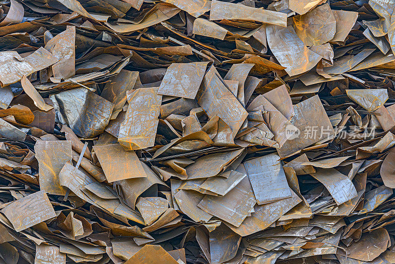 回收:在废物堆积场收集的金属片废料堆