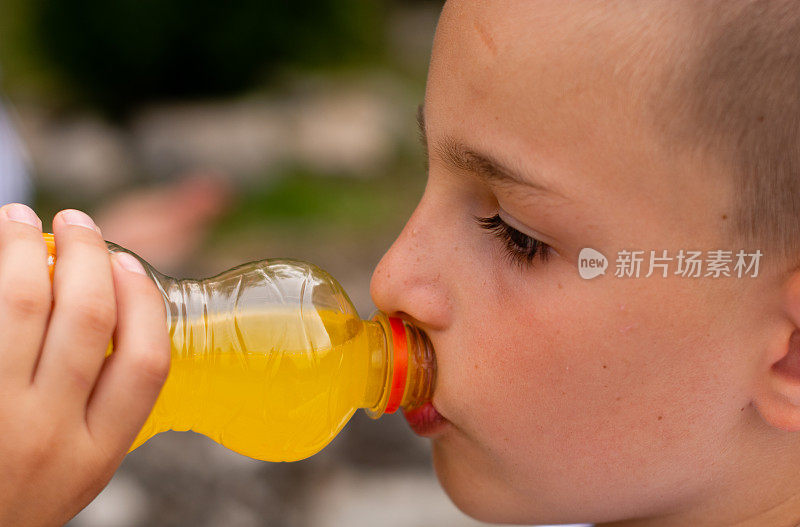 这孩子喝果汁。