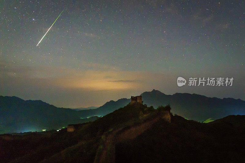 英仙座流星雨经过中国古老的盘龙山长城