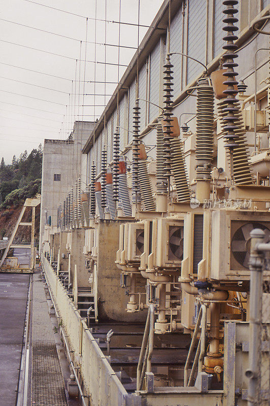 加利福尼亚州沙斯塔大坝的电力变压器