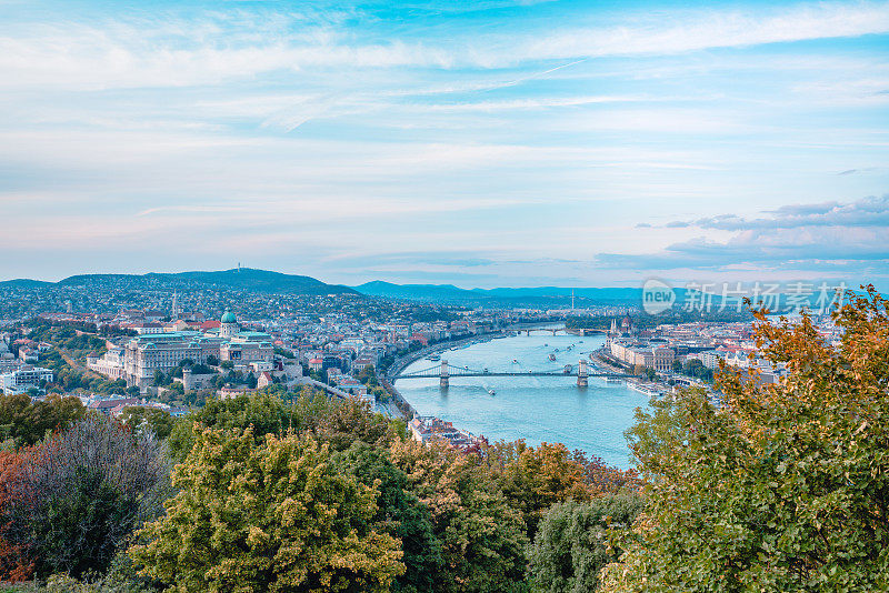 匈牙利布达佩斯的多瑙河和铁链桥全景
