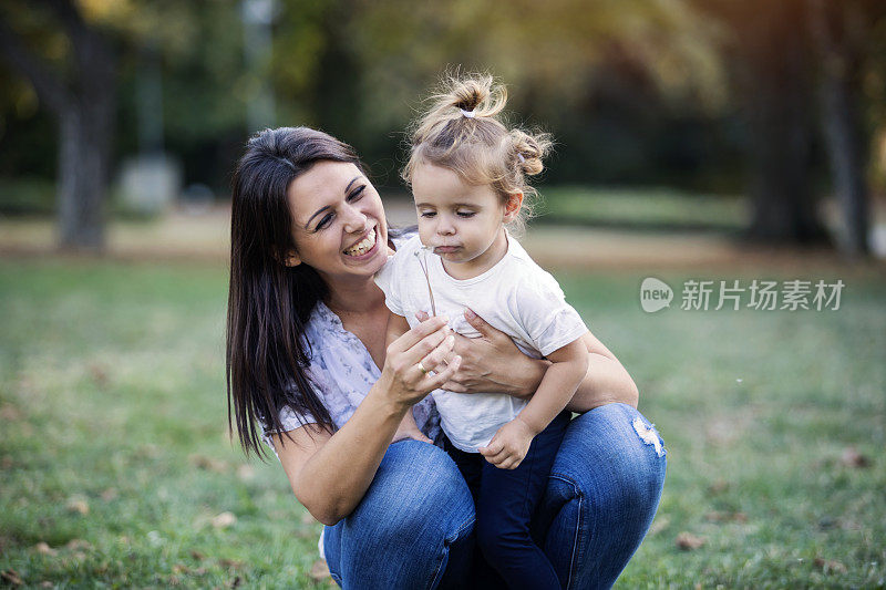 母亲和女婴在公园里