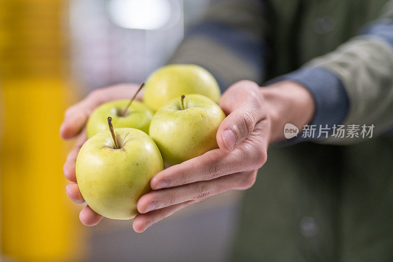 拿着青苹果的年轻人