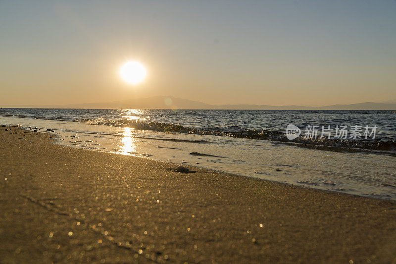 夏季结束的概念。日落时空旷的海滩。