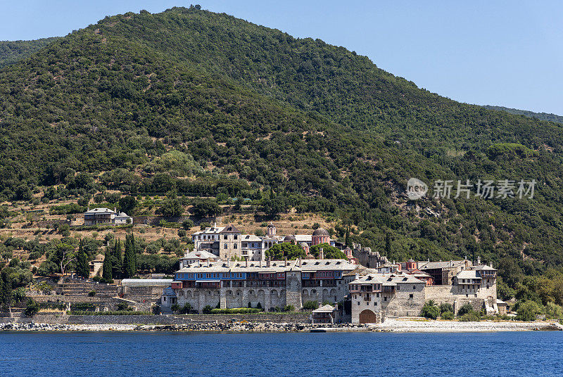 从希腊哈尔基迪基阿索斯的海上俯瞰色诺芬托斯修道院