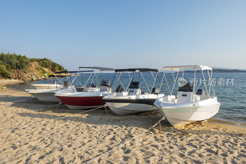 在希腊的哈尔基迪基，可供出租的小船并排站在沙滩上