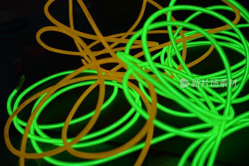 明亮明亮的黄色和绿色，石灰霓虹灯线在不同的格式和布局。一根电致发光线，一根霓虹灯导光管，一根冰管被折叠成不同的结构和形状。