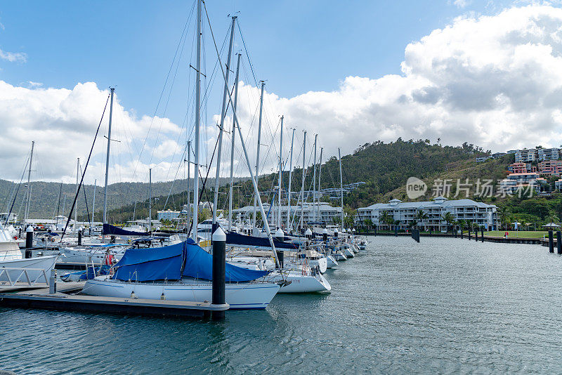 Boathaven海滩公园，Airlie海滩在热带圣灵岛，澳大利亚。