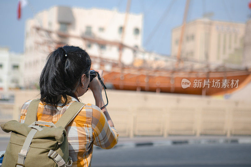 亚洲女人在迪拜旅行，阿拉伯联合酋长国