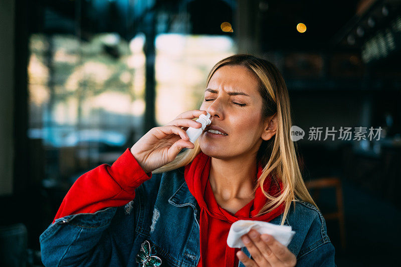 女病人使用鼻喷雾剂