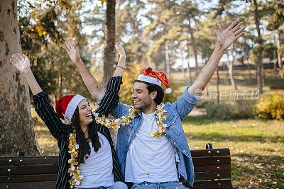 年轻夫妇在公园等待新年白天