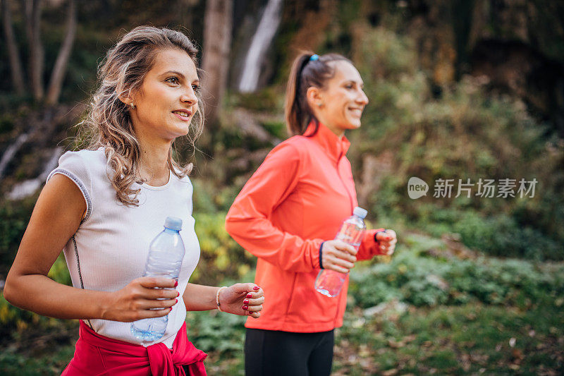 美丽的女士在大自然中慢跑