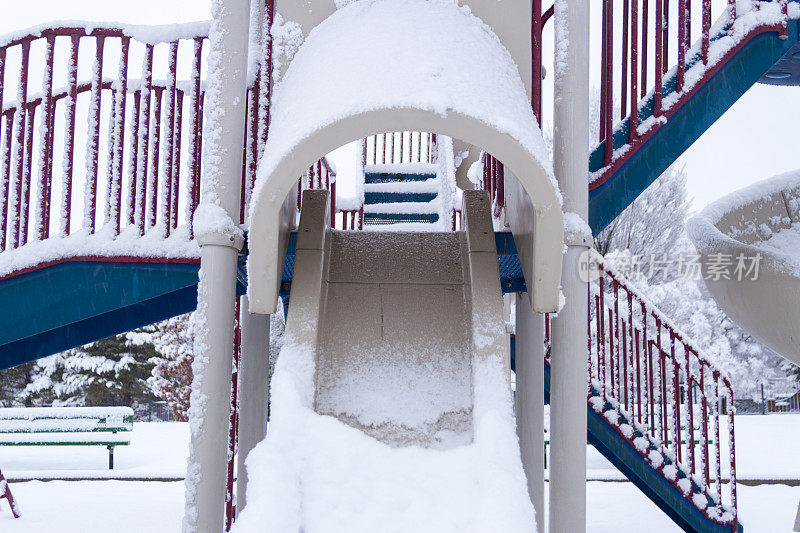 暴风雪后的游乐场-滑梯和楼梯