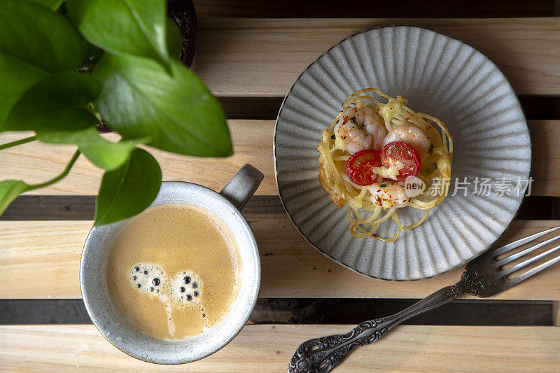 自制早餐:番茄虾烤意大利面蛋糕