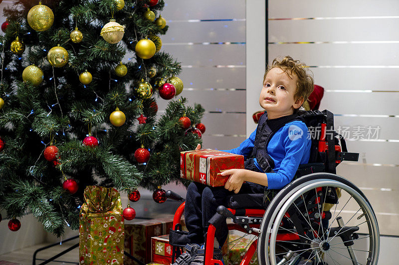 可爱的轮椅小孩准备迎接圣诞节