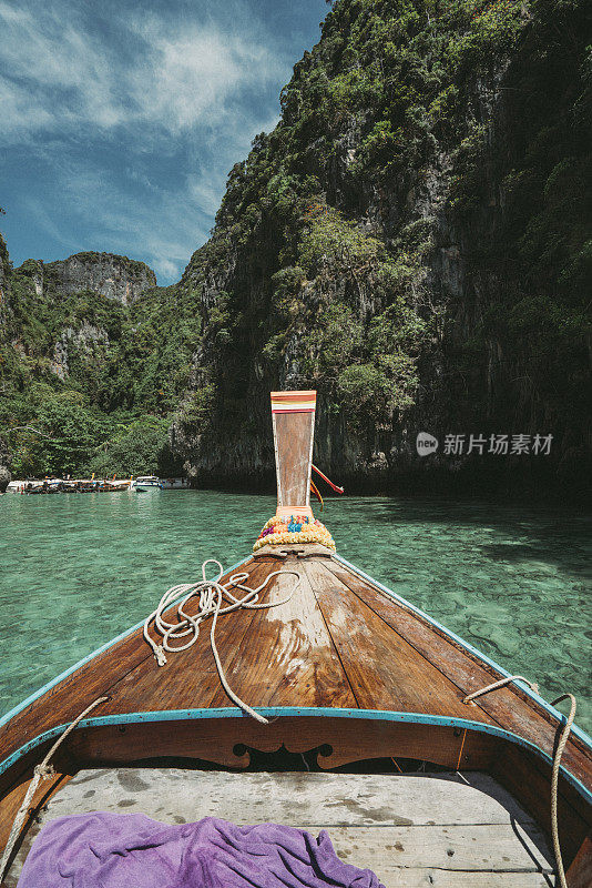 在泰国皮皮岛乘坐长尾船航行
