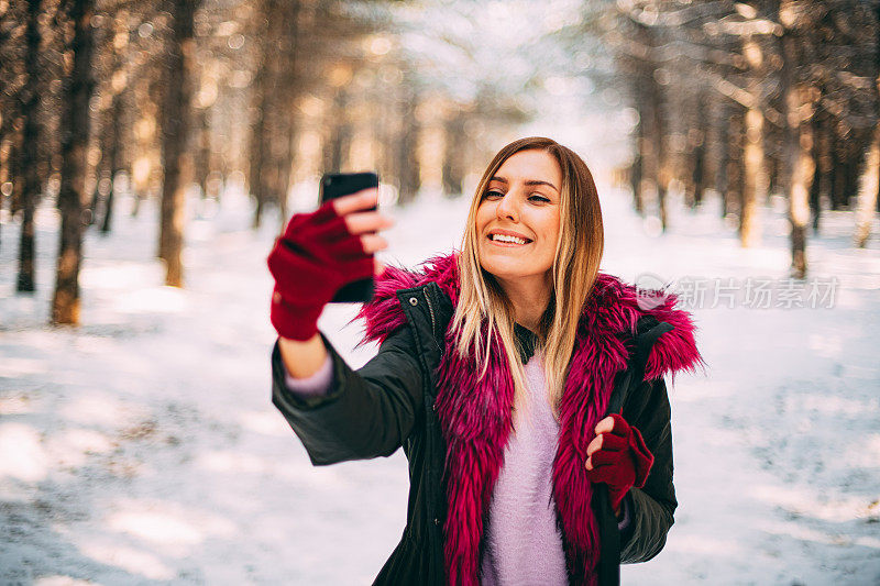 美丽的女人在雪山里自拍