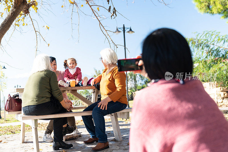 年长和成熟的成年妇女有美好的时间与可爱的蹒跚学步的宝贝女孩