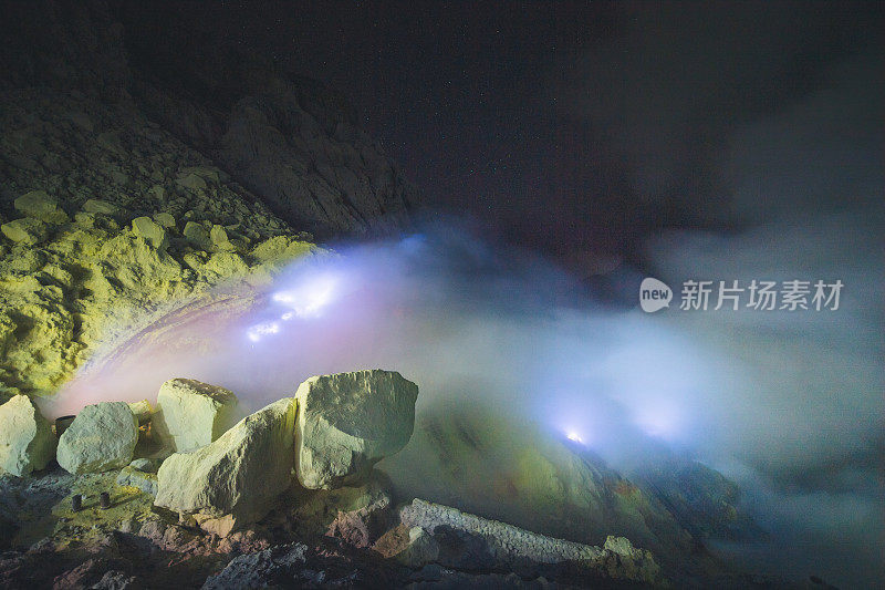 硫磺湖和冒烟的矿山山早上在卡瓦伊真火山印度尼西亚东爪哇与银河夜空的背景