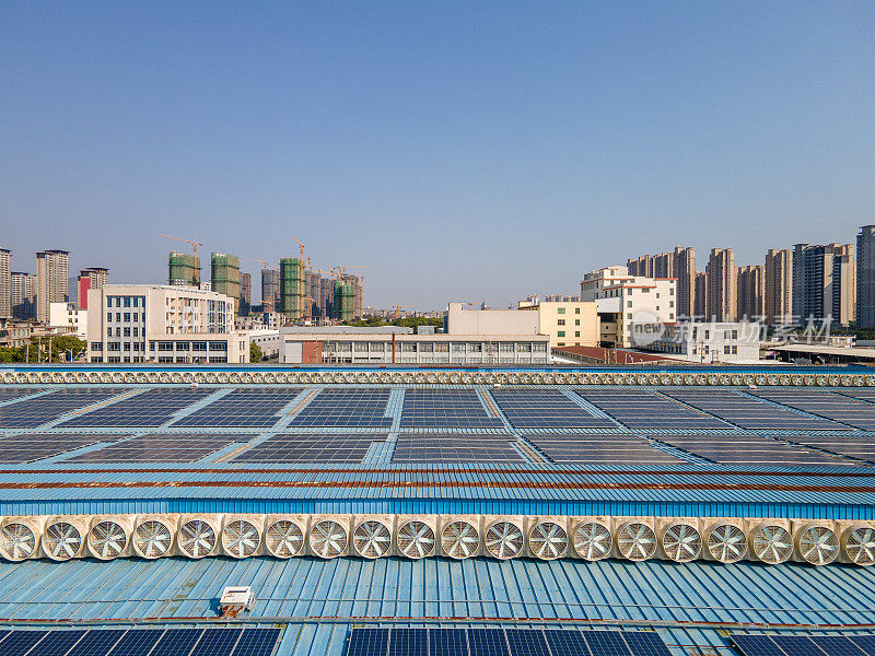 太阳能电池板安装在工厂的屋顶上