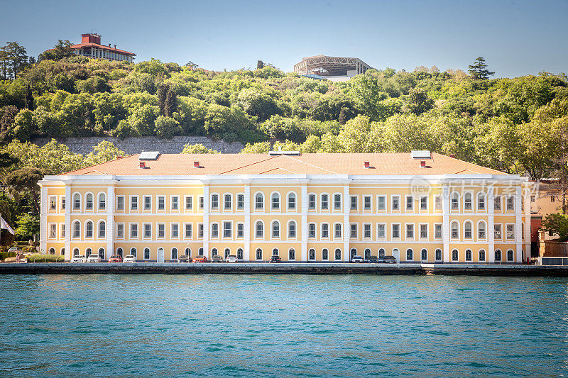 土耳其伊斯坦布尔博斯普鲁斯海峡边的加拉塔萨雷大学主楼。加拉塔萨雷大学是土耳其的一所公立大学。