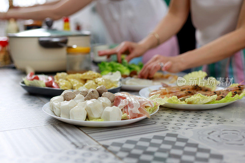 亚洲华人女性在家里为家人团聚准备食物火锅