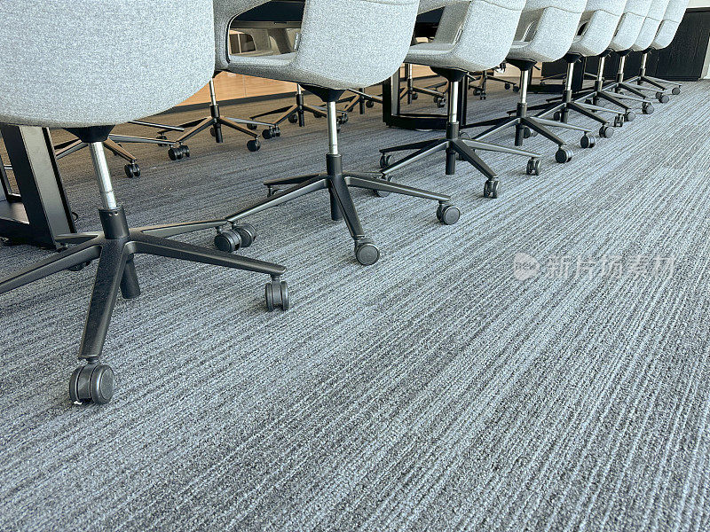会议室里的办公椅排成一排