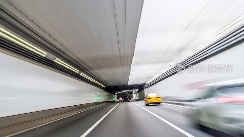 在城市隧道高速行驶，个人视角，第一人称视角