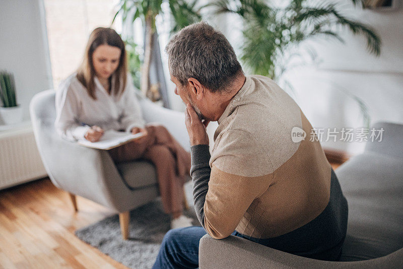 心理治疗，年轻的女医生和一个年长的男人谈话