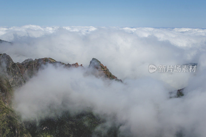 鸟瞰山和云之上