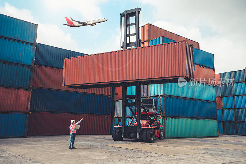 有飞机在空中的船厂海外货运集装箱。物流供应链管理与国际货物出口概念。