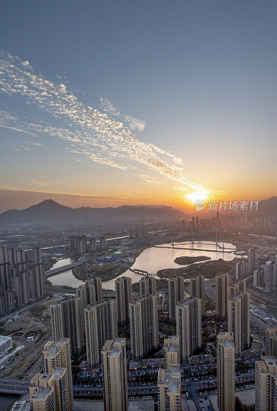 空中摄影夜晚城市天际线的鸟瞰图