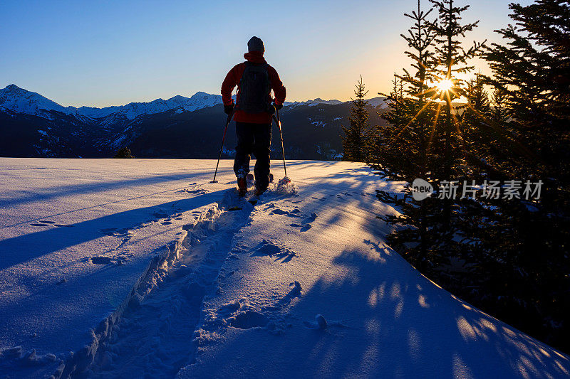 户外探险滑雪旅游与风景秀丽的山背景