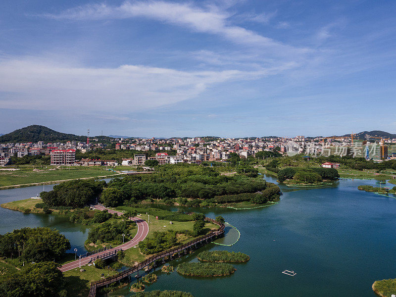 河流环绕着公园和城市