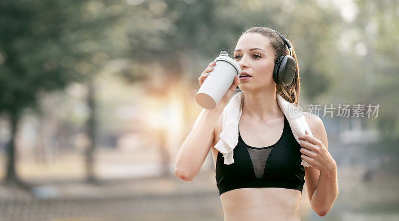 疲惫的健身白人女子喝水休息后健身锻炼，健康的运动锻炼和训练。