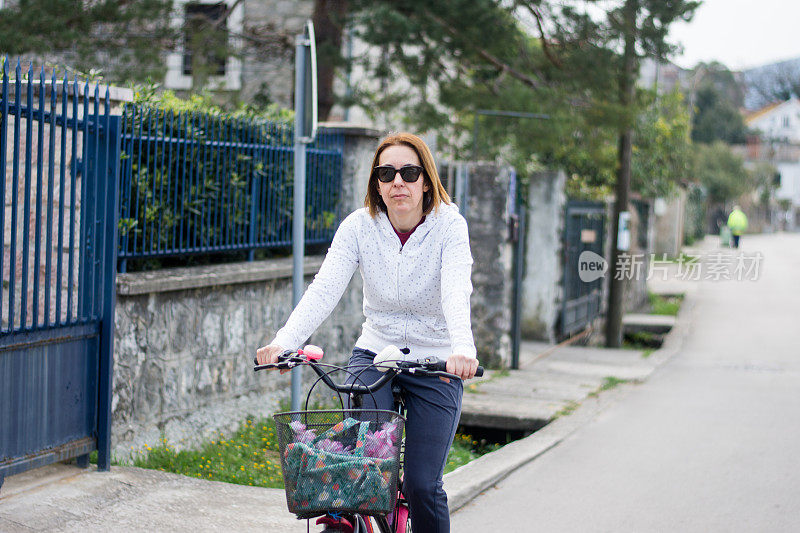 女人喜欢骑自行车