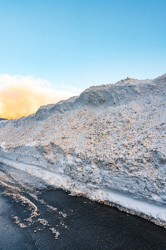 路边的雪墙是一种高山风光