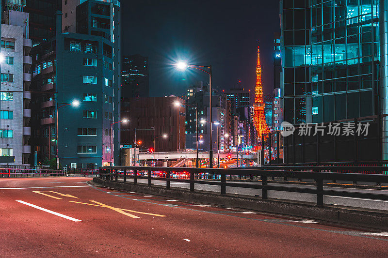 东京的城市道路和现代城市天际线