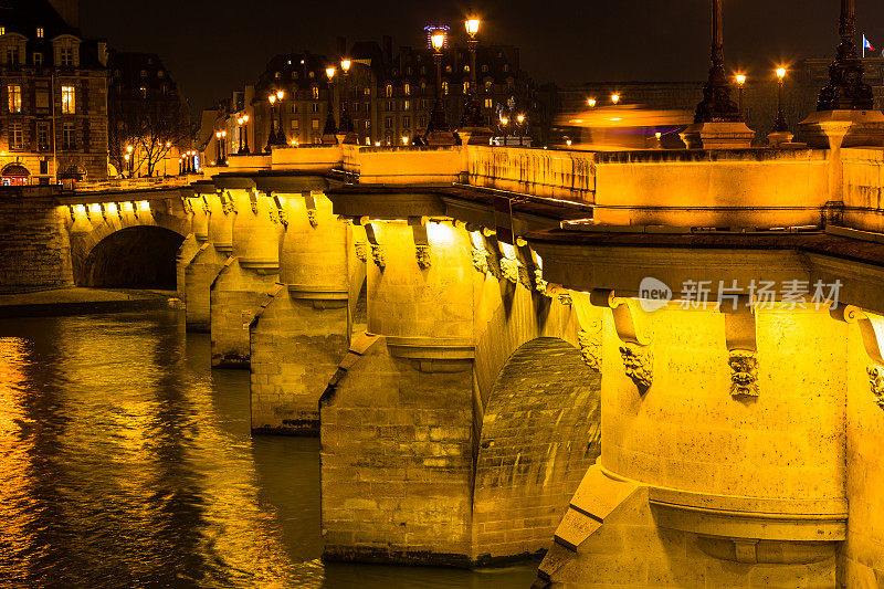 点亮了法国巴黎的新桥和塞纳河