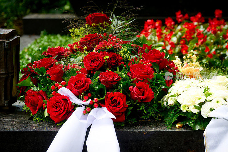 一束葬礼用的红玫瑰