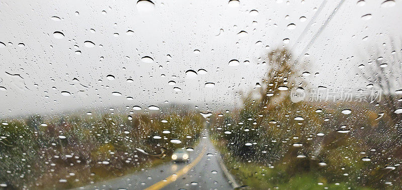 雨点在挡风玻璃上行驶在纽约农村