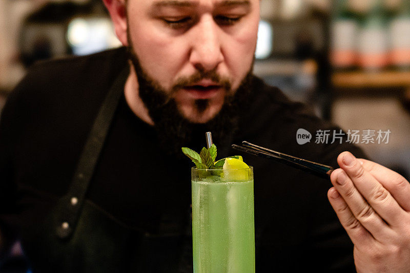 专业男调酒师正在准备美味的鸡尾酒