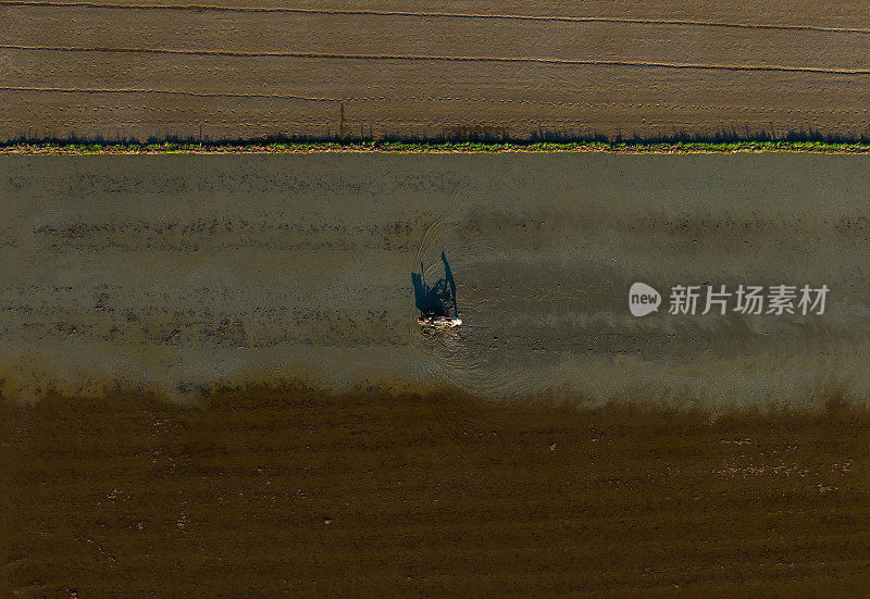 越南农民在土地上耕作，为新作物做准备的航拍照片
