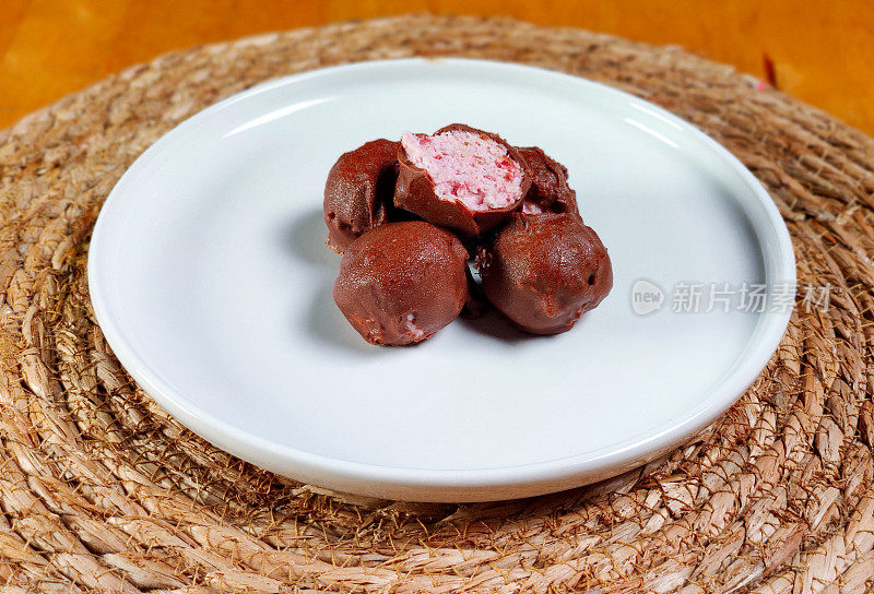 巧克力草莓和椰子屑