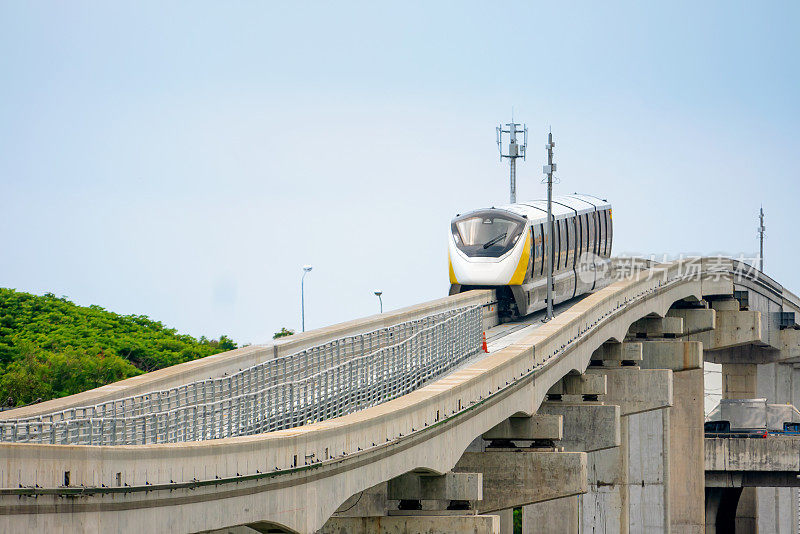 在泰国曼谷，地铁列车“黄线”到达华马克站的高架视图