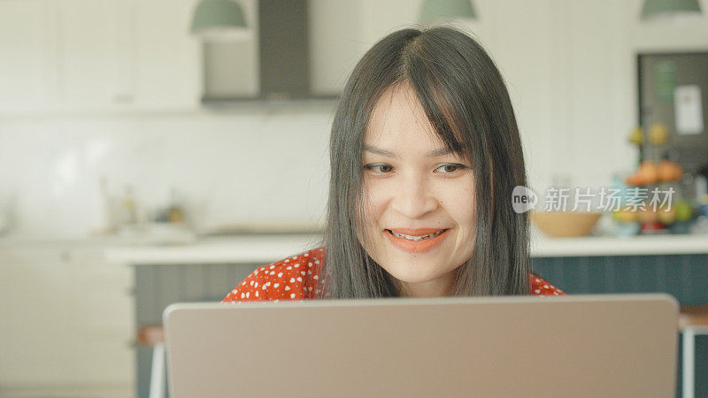 成熟的成年亚洲女性混合在家工作，视频通话的概念