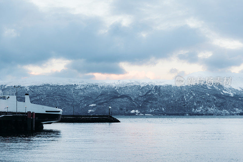 冬日里在挪威峡湾乘坐渡轮