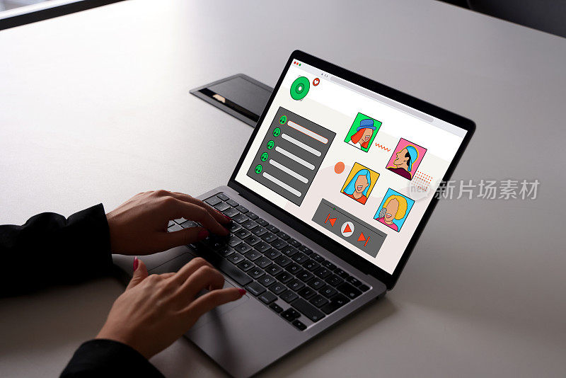 使用笔记本电脑的女性在笔记本电脑上播放音乐